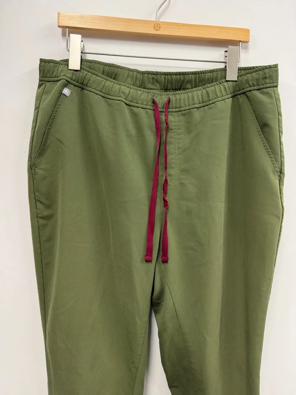 FIGS Tansen Jogger Scrub Pants for Men in Olive Green XL
